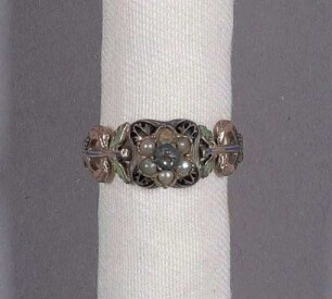 Goldener Fingerring mit Perlen-Rosetten und Diamanten