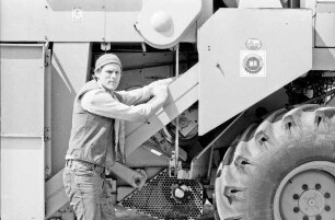 Lutz, Georg: Landwirt wartet seinen Mähdrescher