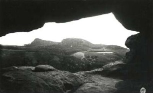 Sächsische Schweiz, Gebiet der Steine. Rauenstein, Südwand. Schichthöhle. Blick über den Tiefen Grund zum Kleinen und Großen Bärenstein