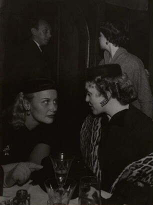 Im Künstlerlokal Theaterklause: Wolfgang Müller, Ruth Stephan, Edith Schneider, Camilla Spira