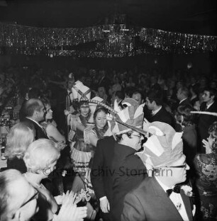 Karneval: Hotel Oldesloer Hof, Saal: Prunksitzung: Veranstalter Oldesloer Männerchor von 1844, Oldesloer Singakademie von 1946: Einzug von Elferrat und Mädchengarde: Zuschauer geben Applaus, 20. Februar 1971