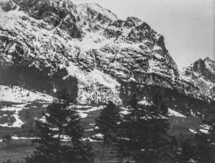 Schneebedeckte Berge : Berglandschaft mit schneebedeckten Bergen, im Vordergrund Hänge, teilweise mit Bergwald