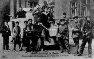 Revolutionäre mit Panzerwagen im Schlosshof