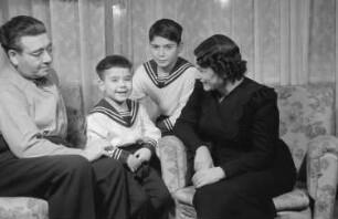 Porträtaufnahmen des Staatssekretärs Dr. Leo Zuckermann und seiner Familie : Leo Zuckermann mit Familie