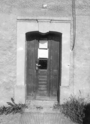 Mobschatz-Brabschütz, Dorfplatz 6. Bauernhof (1. H. 19. Jh.). Wohnstallhaus, Haustür