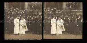 Festgäste und Ehrenjungfrauen zur Begrüßung des Prinzenpaares am Rathaus, Potsdam
