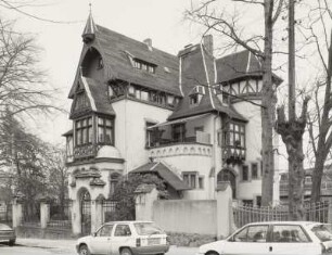 Mittweida, Villa : Mittweida. Villa, Johann-Sebastian-Bach-Straße 5, (1895). Straßenansicht mit Einfriedung