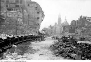 Dresden, Altstadt. Enttrümmerung im Gebiet Zwinger / Residenzschloß mit Feldbahn ("Trümmerbahn"), um 1952/1955