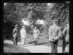 Péronne (Dep. Somme, Frankreich): 6 Offiziere in einem mit Backstein ummauerten kleinen Park
