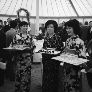 Minolta Europe GmbH: "Europa-Center": Kamera-Hersteller: Gewerbegebiet Nord: Kurt-Fischer-Straße: Einweihung: Innenansicht: junge Frauen in Kimonos servieren den Gästen Getränke und Speisen