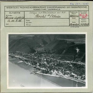 Brohl (Landkreis Ahrweiler, Gemeinde Bad Breisig), Gesamtansicht, Ortslage mit Rheinhöhen und Brohltal von Nordosten