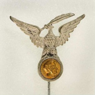 Abzeichen Deutscher Stenographenbund Gabelsberger (mit langer Nadel) : Medaillensammlung Stenografische Sammlung. Abzeichen Deutscher Stenographenbund Gabelsberger (Adler/Reichsadler mit gespreizten Flügeln, eine Feder im Schnabel, auf dem Kopfbildnis Gabelsbergers sitzend, mit langer Nadel). Metall; Maße (ohne Nadel) 28 x 31,5 mm (1900/1926). Dresden: SLUB R c 0437