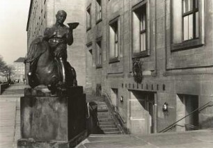 Dresden-Altstadt, Dr.-Külz-Ring. Eingang zum Ratskeller mit Plastik "Auf einem trunkenen Esel reitender Bacchus" (1910 Aufstellung, G. Wrba; um 1955 Neuaufstellung nach Restaurierung; Bronze)