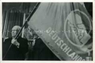 Wilhelm Pieck mit SED-Fahne auf dem Vereinigungsparteitag von SPD und KPD in der Staatsoper (Admiralspalast)
