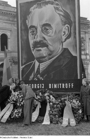 Ehrenwache und Kranzniederlegung vor Dimitroff-Bildnis
