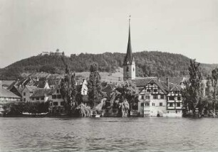 Schweiz. Stein am Rhein. Blick über den Rhein auf die Stadt am rechten Ufer und auf die Burg Hohenklingen