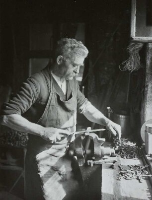 Bad Schandau, Nagelschmied Oscar Otto beim Befeilen geschmiedeter Haken
