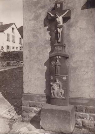 am Schulhaus. Kruzifix