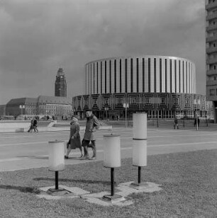 Dresden. Blick auf das Rundkino, im Hintergrund das Rathaus