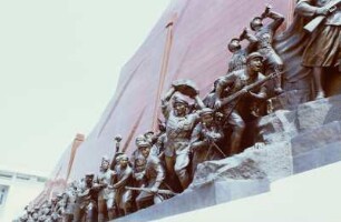 Figurengruppe seitlich des Großmonuments Mansudae