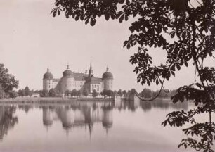 Schloss Moritzburg : Schloss Moritzburg, Ansicht über den Schlossteich von Nordwesten