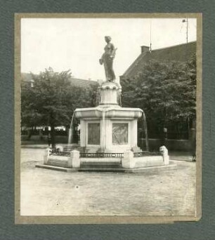 Marktbrunnen : Marktbrunnen. Metall, Stein (1912/13; C. Brose). Alt-Homberg, Bismarckplatz