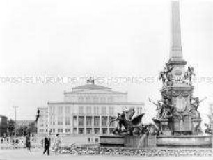 Das Opernhaus am Augustusplatz mit Mendebrunnen in Leipzig