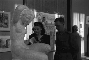 Bukarest: Dalles Saal: Salon official 1944, Frau Petrescu-Riegeler vor Skulptur