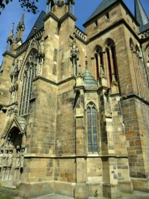 Ritterstift-Ansicht von Südosten-Gotische Basilika über südliches Querhaus sowie anschließendem Chorseitenturm (nur bis Dachhöhe des Chors ausgewführt) und Apside in Übersicht