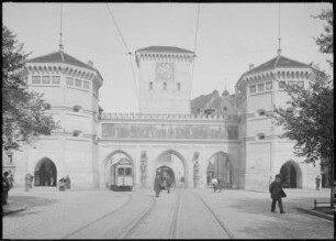 München, Isartor : München. Isartor. Straßenbahntriebwagen Linie 11