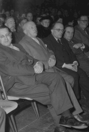 Freiburg: Stadthalle; FDP-Wahlkundgebung; Thomas Dehler sitzt in der Reihe