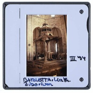 Barletta, Dom : Innenansicht, Ziborium