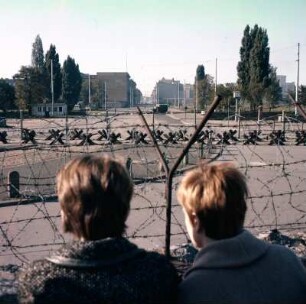 Berlin über den Potsdamer Platz zur Leipziger Straße : West-Berlin und DDR, getrennt durch die Mauer an der Bernauer Straße. Zwei Frauen vor dem Stacheldraht
