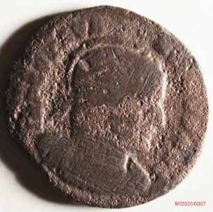 Römische Münze, Nominal Follis, Prägeherr Constantinus I., Prägeort Arles, Original