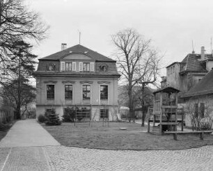 Dresden-Blasewitz. Tolkewitzer Straße. Villa (Tagestätte St.-Franziskus). Gartenansicht mit Spielplatz