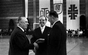 Freiburg: Einweihung der Burdahalle; stehend; Dr. Burda