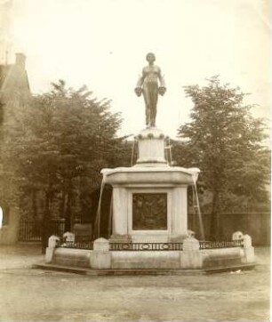 Marktbrunnen : Marktbrunnen. Metall, Stein (1912/13; C. Brose). Alt-Homberg, Bismarckplatz