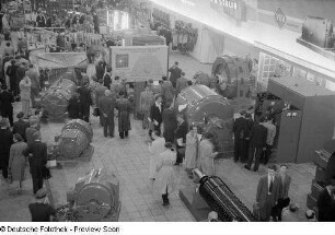 Exponate der Vereinigung Volkseigener Betriebe des Elektromaschinenbaus (VEM) auf der Leipziger Herbstmesse 1954