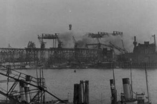 Hamburg. Steinwerder. Nach Kriegsende werden in der Werft "Blohm & Voss" Helgengerüste gesprengt. Hier wurden bis 1945 hauptsächlichst U-Boote gebaut.