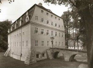 Ruppersdorf, Herrenhaus Niederruppersdorf, Ansicht vom Park auf die Hauptfont mit der Brücke zum portal über den trockengelegten Wassergraben