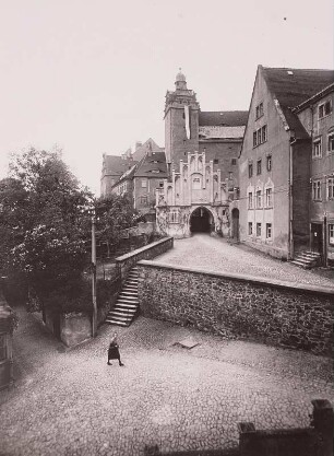 Schloss Colditz : Schloss Colditz. Blick von Süden auf Auffahrt, Torhaus und Turm