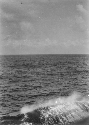 Meer und Schiffswelle : Blick vom Meer aus über das Meer mit Bugwelle