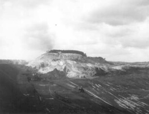 Braunkohlentagebau Hirschfelde (Kopalnia Turoszów), östlich der Lausitzer Neiße; seit 1945 Polen. Große Rutschung am Niederbusch mit Flöz (vorn unten, dunkel) und Abraum (oben, hell), Frontalansicht von Osten
