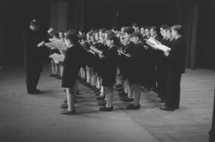 Aufnahmen eines Chorauftritts der "Petits Chanteurs á la Croix de Bois" und Leitung von Abbé Fernand Maillet in Berlin