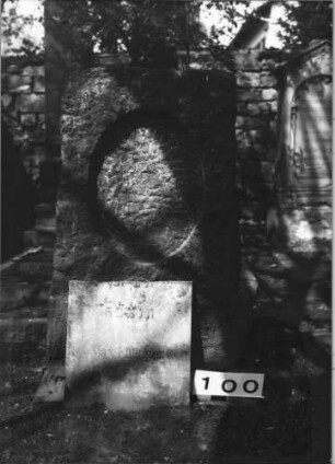Grabstein 100 (Index: 99629601) Material: Granit Zustand: Platte fehlt Maße HxBxT: 106x59x35 cm Beschreibung: grob stelenhaft behauener Stein mit ovaler Schriftplatte: Grabstein 100 (2)