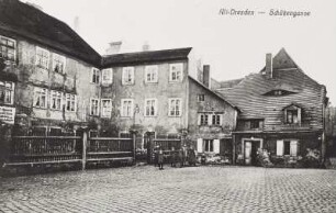 Dresden-Altstadt. Schützengasse mit Wohnhaus Nr. 21 und posierenden Kindern