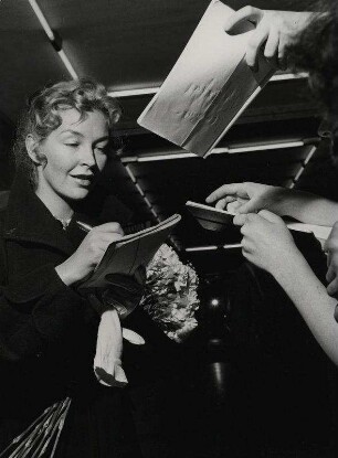 Odile Versois [Autogramme gebend]