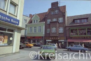 Besttorstraße 12, 13: zweites und drittes Haus von rechts: Lederhaus Schultz, Optiker Seidensticker, Drogerie Bartels: im Vordergrund links Eckhaus Filiale von Deutsche Bank