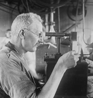 Nachprüfen der Winkel an den Prismen : Technikgeschichte | Technologie | Optische Industrie | Prismen-Fernrohre | Emil Busch AG Rathenow