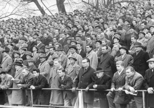 Fußball wird zu allen Zeiten gespielt. Auch während des II. Weltkrieges. Hier schauen sich Zuschauer 1940 in Hamburg ein Spiel an